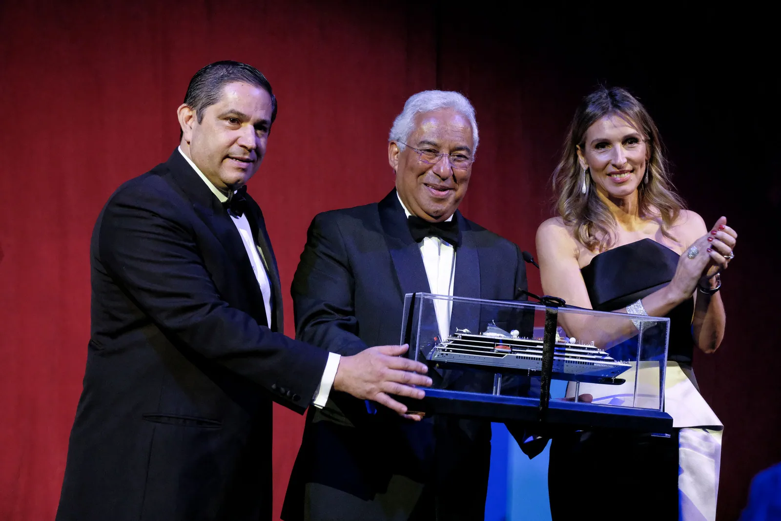Maquete de Navio de Cruzeiro Oferecida ao Primeiro-Ministro Português António Costa – TNBuilt West