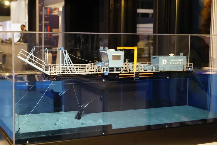 Dredger Boat by Düchting Pumpen – 1:100 scale model by TNBuilt West, view 2