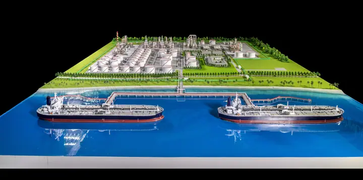 مصفاة نفط ومحطة بحرية مجسم من إنتاج TNBuilt West, عرض 2