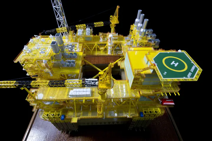 Tension-Leg-Halbtaucherplattform – 1:100 Maßstabsmodell von TNBuilt West